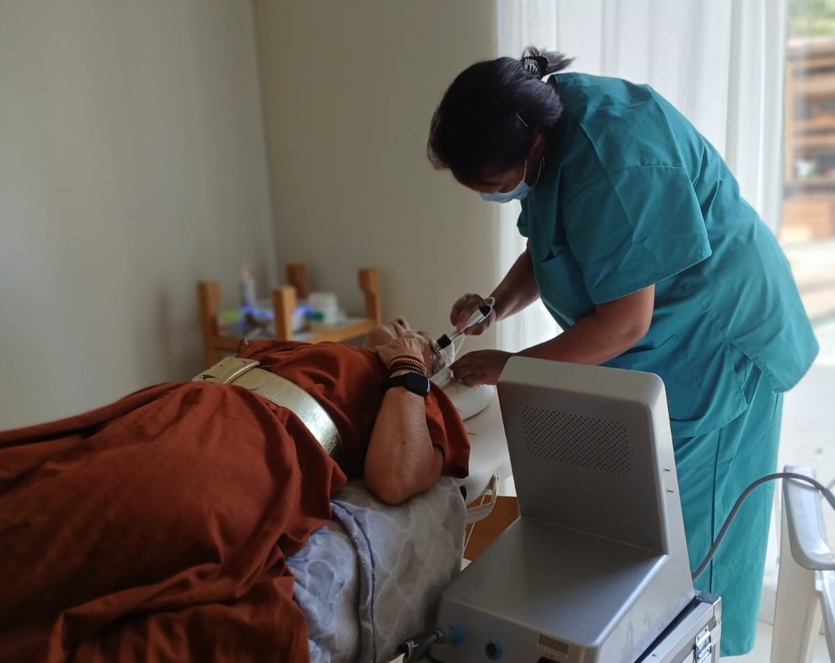 Profesional de la salud brindando atención médica a un residente